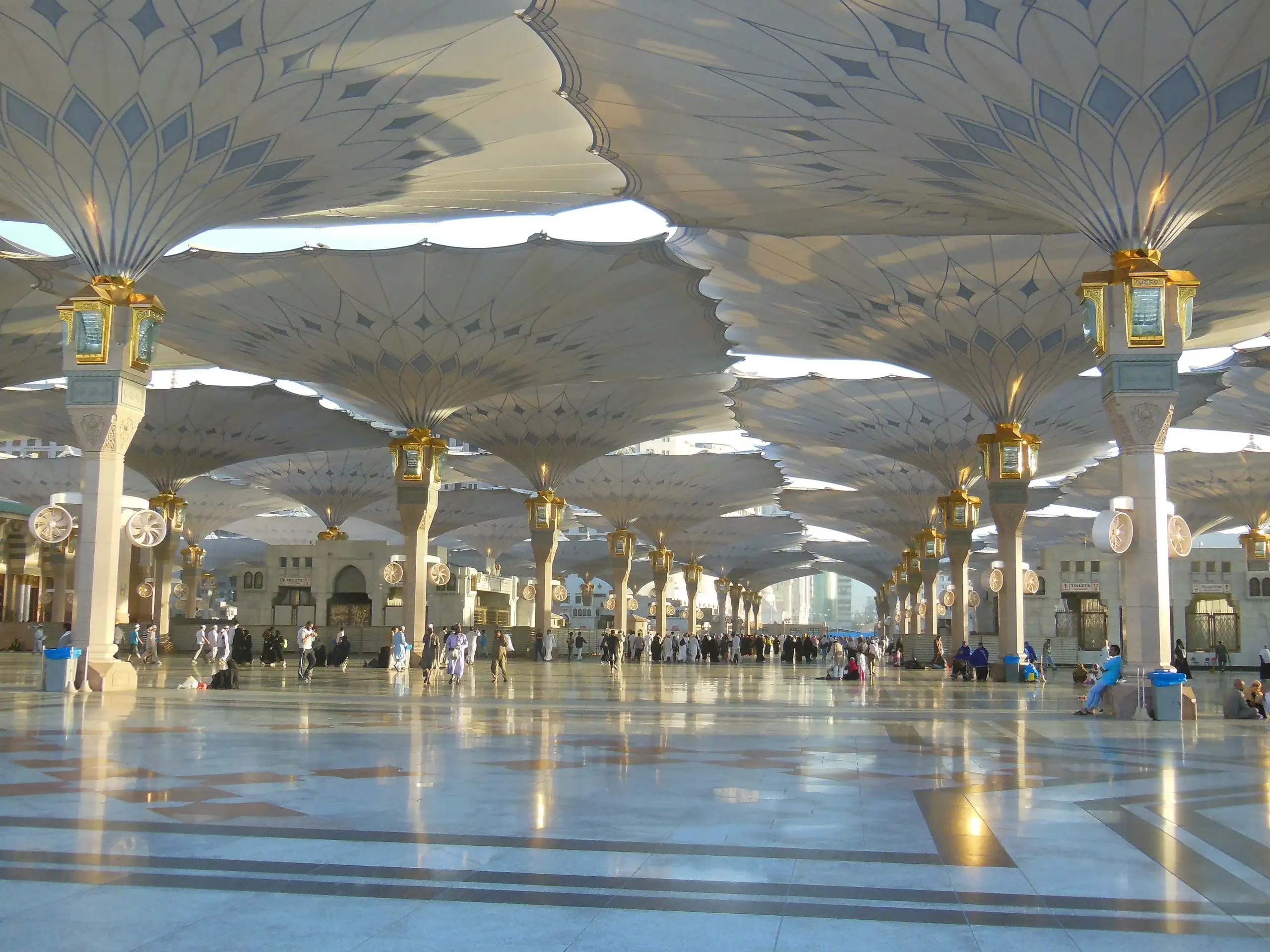 Les parasols géants ouverts qui ombragent l'esplanade en marbre de la Mosquée du Prophète à Médine