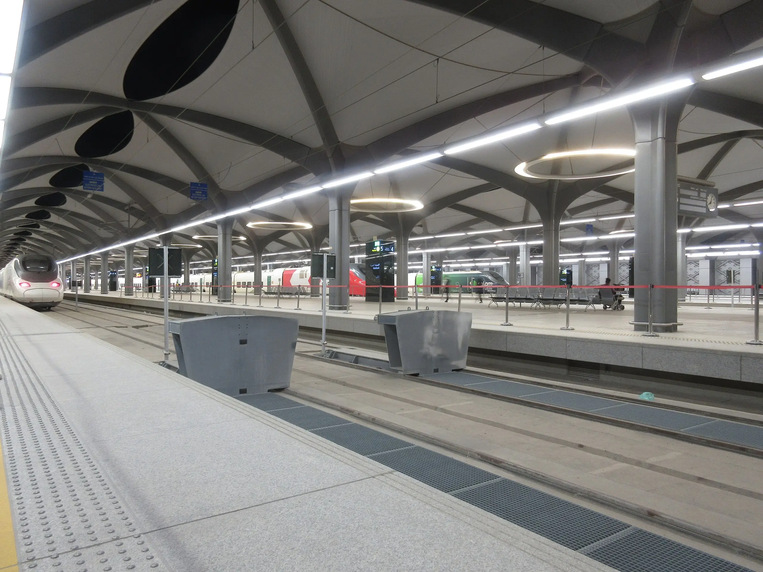 Medine'deki Haremeyn Hızlı Treni istasyonunun peronları ve çatı altında bekleyen trenler